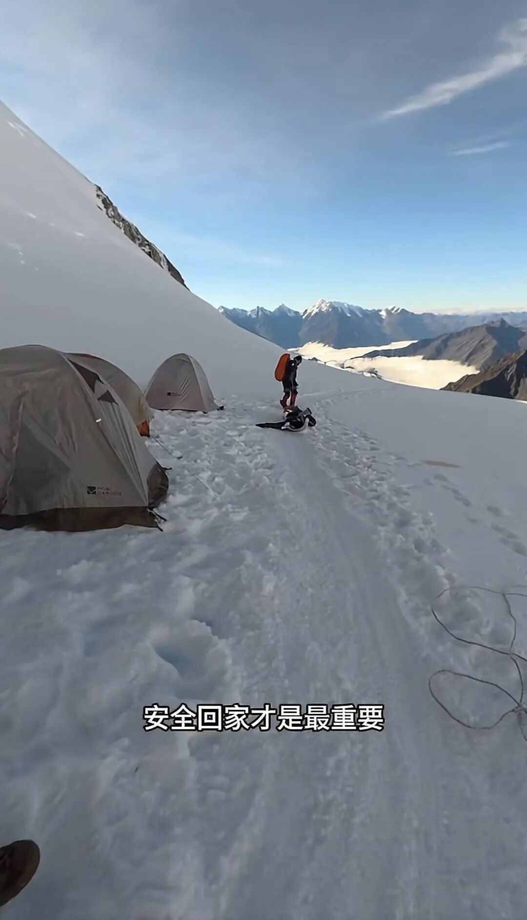 他当即采取, 吃点东西, 话都不回应 他当即采取, 吃点东西, 话都不回应